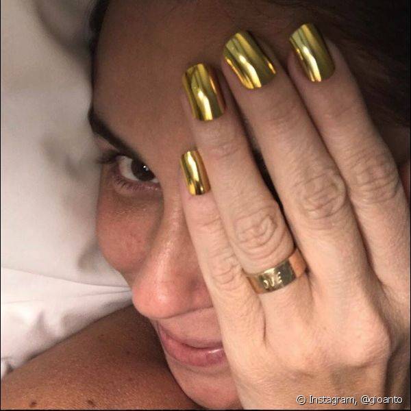 No Instagram, Giovanna Antonelli tamb?m mostrou o look de Carnaval, com as unhas pintadas com esmalte metalizado (Foto: Instagram @gioanto)